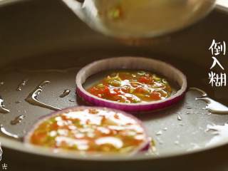 10、洋葱蛋圈12m+,往洋葱圈中倒鸡蛋糊，两面煎熟就可以捞出啦~