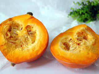 1、#甜味#双色南瓜玫瑰花,南瓜洗净用刀一切两半