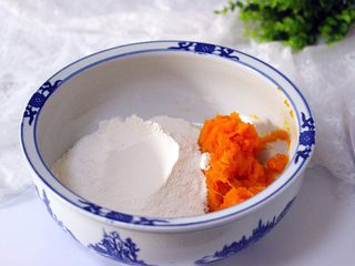 5、#甜味#双色南瓜玫瑰花,面粉里加入南瓜泥和酵母和白糖、温度不要超过45度、如果温度过高、会把酵母烫死的