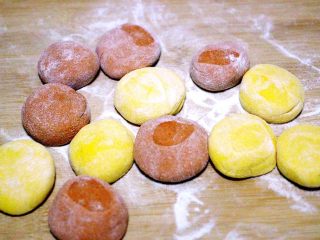 12、#甜味#双色南瓜玫瑰花,再把面团摁扁