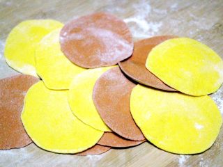 13、#甜味#双色南瓜玫瑰花,用擀面杖擀成薄圆面皮