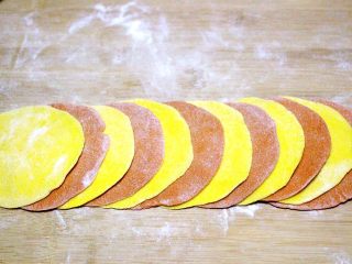 14、#甜味#双色南瓜玫瑰花,两个面皮的颜色错开摞在一起、如图