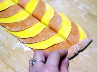 17、#甜味#双色南瓜玫瑰花,从最底下开始卷起