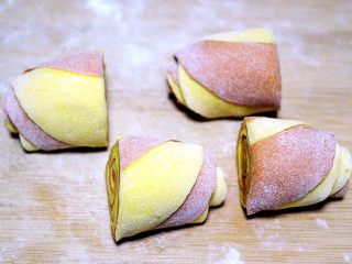 20、#甜味#双色南瓜玫瑰花,这是切开的玫瑰花花卷