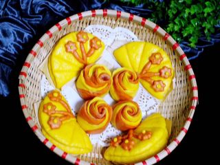 26、#甜味#双色南瓜玫瑰花,我还蒸了几个南瓜荷叶饼、荷叶饼另写的菜谱、喜欢的亲们可以收藏哦