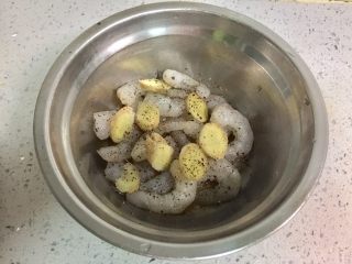 1、番茄虾仁卡通意面,虾仁洗净,用厨房纸吸干水分,放入一勺料酒和姜片去腥,加入淀粉抓匀,撒入黑胡椒粉,腌制备用。