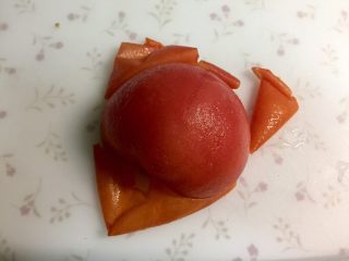 2、番茄虾仁卡通意面,西红柿面上花“十”字刀口,放沸水里烫一会儿,把皮去掉,然后切滚刀块。