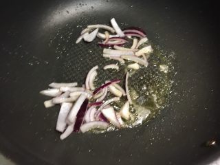 3、番茄虾仁卡通意面,锅里下黄油融化,放入洋葱炒香