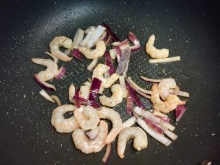 4、番茄虾仁卡通意面,放入虾仁炒至变色