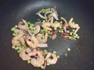 5、番茄虾仁卡通意面,再放入豌豆翻炒