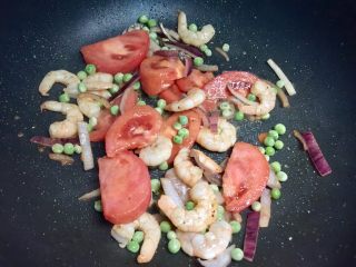 6、番茄虾仁卡通意面,加入番茄翻炒出汁