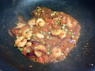 7、番茄虾仁卡通意面,加入意面酱,翻炒均匀