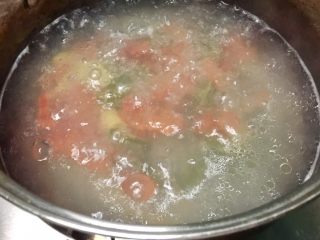 8、番茄虾仁卡通意面,另起一锅水,煮开后加一些盐和油,下入卡通意面煮熟,大约15分钟。