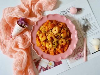 11、番茄虾仁卡通意面,装盘后,在面上撒一些芝士粉即可。