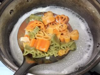 9、番茄虾仁卡通意面,卡通意面捞出,沥干水份。