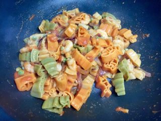 10、番茄虾仁卡通意面,然后把意面加入炒好的虾仁意面酱中,翻炒均匀