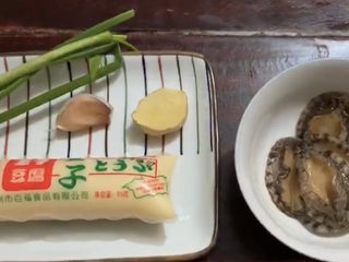 1、清蒸鲍鱼,食材如图，所示示意。