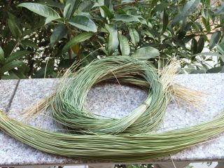 11、纯手工豆腐皮,这是事先准备好的龙须。（这种我这边方言叫龙须，高山上割取的，如果你没有龙须，也可以用细长的竹条代替）