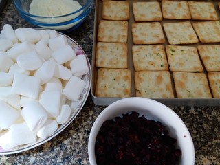 2、超级简单的牛扎饼干,其他食材都准备好，放一旁备用