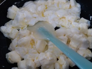 3、超级简单的牛扎饼干,黄油融化后加入棉花糖，这个时候一定要不停搅拌，别糊了