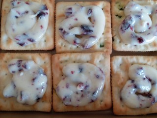 8、超级简单的牛扎饼干,趁热挤在饼干上