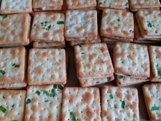 9、超级简单的牛扎饼干,再用一片没有挤牛轧糖浆的饼干覆盖。牛轧饼干就做好了