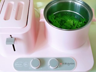 6、快手早餐～蔬菜鸡蛋饼,锅中加入水，烧开，再加入芹菜叶，立即断电，翻几下捞出。