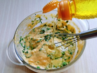 9、快手早餐～蔬菜鸡蛋饼,再加入橄榄油。