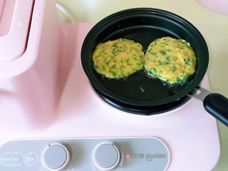 11、快手早餐～蔬菜鸡蛋饼,起油锅，一勺一个饼。也可以摊一张，根据个人喜欢来。