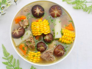 17、山药香菇玉米土鸡汤,出锅前加一勺盐,撒上葱花,超级鲜香,营养美味的山药香菇玉米土鸡汤就炖好了。