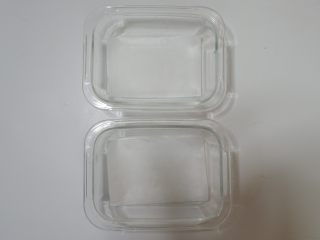 1、宝宝辅食—草莓藕粉糕,可以微波（蒸锅）使用的容器，底部剪一块合适大小的油纸，铺好备用