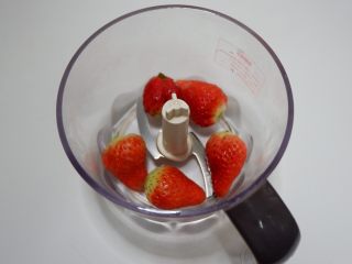 5、宝宝辅食—草莓藕粉糕,放入料理机。