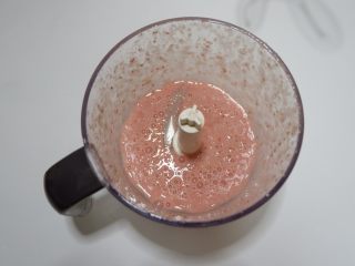 10、宝宝辅食—草莓藕粉糕,启动搅拌机，将所有食材搅碎。