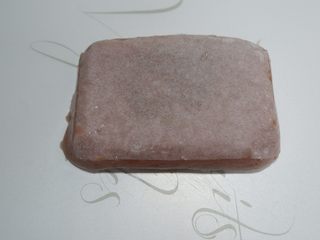 15、宝宝辅食—草莓藕粉糕,因为底部铺了油纸，所以轻松脱模