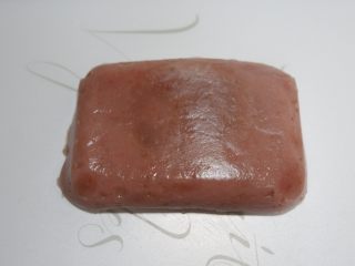 16、宝宝辅食—草莓藕粉糕,撕掉油纸