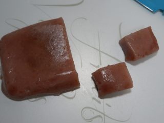 17、宝宝辅食—草莓藕粉糕,切成合适的小块即可