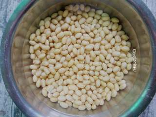 1、西芹拌黄豆,黄豆一把，放入凉水中泡一天
