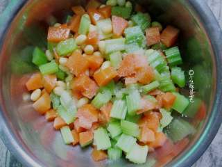 7、西芹拌黄豆,加白醋1勺，酱油5克，盐一勺，5克糖，少许香油拌匀即可