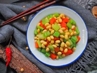 12、西芹拌黄豆,这到小菜可谓口感爽脆制作简单，早起配配粥、包子都不错