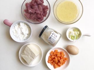 1、猪肉小米豆腐糕,准备食材如上图：小米洗净提前浸泡半小时，猪肉、胡萝卜、豆腐切小块