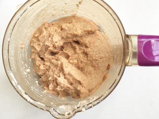 3、猪肉小米豆腐糕,打成泥状