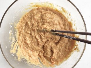 6、猪肉小米豆腐糕,用筷子搅拌均匀，搅打数分钟，这样蒸出来的口感更Q