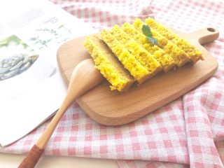 12、猪肉小米豆腐糕,切小块即可食用