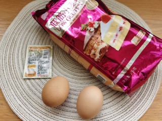 1、炸油饼,准备所需食材。