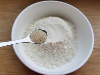 2、炸油饼,面粉中加入酵母。