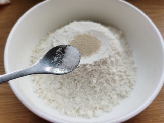 3、炸油饼,加入少许白糖。