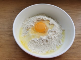 4、炸油饼,打入一个鸡蛋。