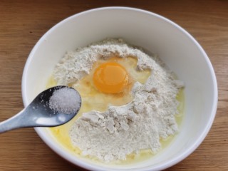 5、炸油饼,根据个人口味，加入适量盐。