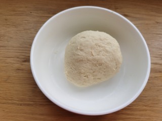 6、炸油饼,和成比较软的面团。面团太软会有点粘手，可以往手上抹一点油再揉。