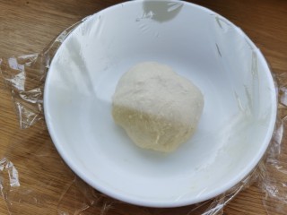 7、炸油饼,盖上保鲜膜醒发至1.5倍大。